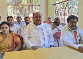 महाविकास आघाडीच्या वतीने माजी आमदार दिलीप वाघ यांच्या नेतृत्वाखाली भव्य साखळी रास्ता रोको आंदोलन