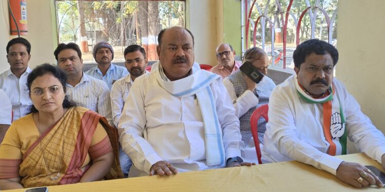 महाविकास आघाडीच्या वतीने माजी आमदार दिलीप वाघ यांच्या नेतृत्वाखाली भव्य साखळी रास्ता रोको आंदोलन