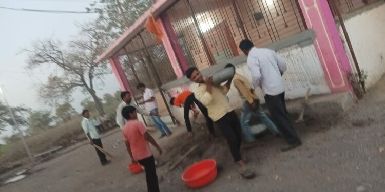 शिवजयंती निमित्त मालदाभाडी गावात स्वच्छता मोहीम ; विद्यार्थ्यांचा स्तुत्य उपक्रम