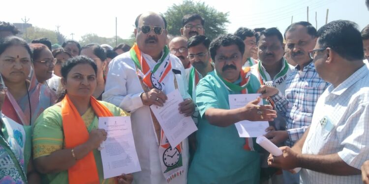 महाविकास आघाडीतर्फे पाचोऱ्यात रस्ता रोको आंदोलन