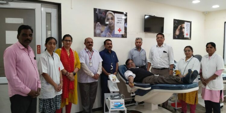 आदरणीय मोठे भाऊ यांच्या श्रद्धावंदन दिना निमित्त मदन लाठी यांचे ८३ वे रक्तदान