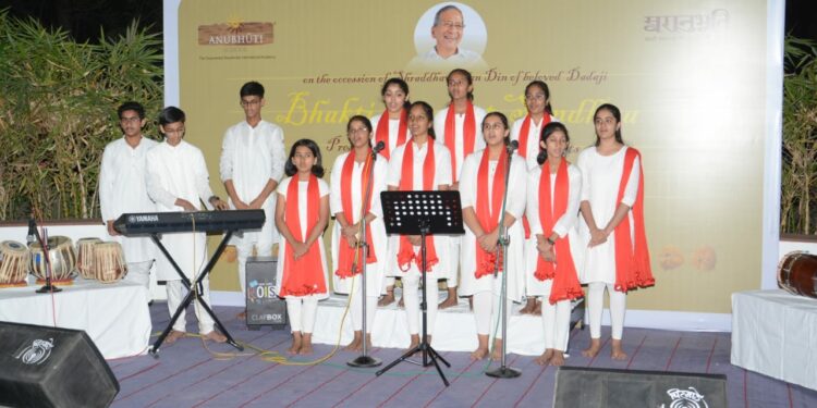 भवरलाल जैन यांना अनुभूती निवासी स्कूलच्या विद्यार्थ्यांकडून ‘भक्ती संगीत संध्ये’ तुन आदरांजली