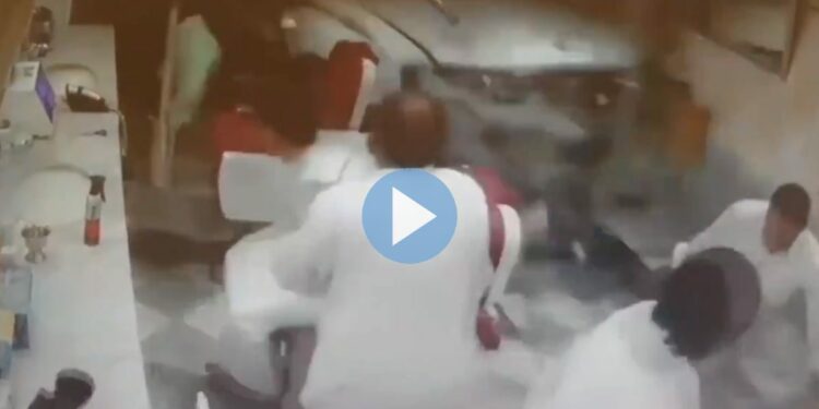 अरे बापरे..! भिंत तोडून कार सलूनच्या दुकानात घुसली, पहा घटनेचा थरारक VIDEO