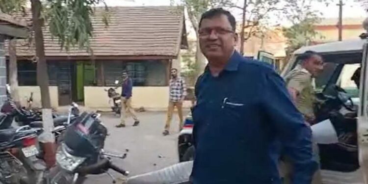 तत्कालीन सरकारी वकील अ‍ॅड. प्रवीण चव्हाणांना पोलिसांनी घेतलं ताब्यात ; नेमकं प्रकरण काय?