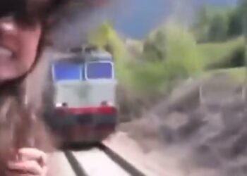 व्हिडिओ बनवण्यासाठी तरुणीनं धावत्या ट्रेनमधून डोकं बाहेर काढलं, अन्.. Video पाहून अंगावर काटे येतील