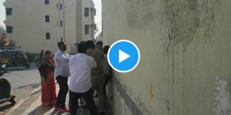 पुण्यातील पोटनिवडणुकीला गालबोट ; भाजप-कलाटे समर्थकामध्ये मारामारी, VIDEO व्हायरल