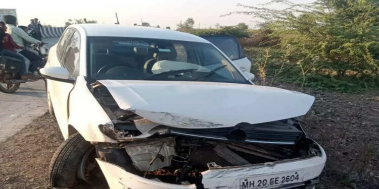 जळगाव : रस्त्यात कुत्रा आला अन् झाला मोठा अपघात, पण..