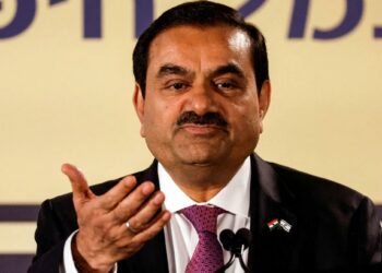 अदानी समूहाच्या अडचणी वाढ ! सिमेंट संस्थांवर आयकर विभागाचे छापेमारी