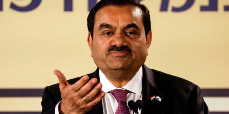 अदानी समूहाच्या अडचणी वाढ ! सिमेंट संस्थांवर आयकर विभागाचे छापेमारी