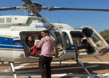 नादच खुळा ! लग्नासाठी सुनबाईला पुण्याहून अमळनेरात आणण्यासाठी हेलिकॉप्टरची व्यवस्था