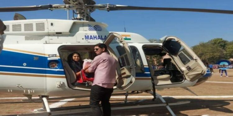 नादच खुळा ! लग्नासाठी सुनबाईला पुण्याहून अमळनेरात आणण्यासाठी हेलिकॉप्टरची व्यवस्था