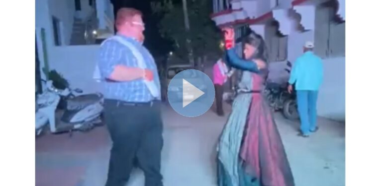 अमरावतीच्या श्रद्धाने केला अमेरिकन नवऱ्यासोबत नागिण डान्स.. Video झाला व्हायरल