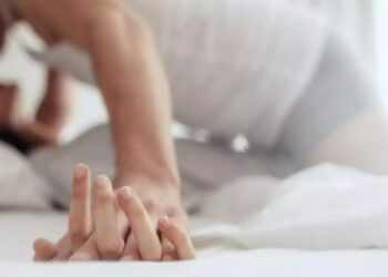 आजारी असताना लैंगिक संबंध ठेवावे की नाही? त्वरित जाणून घ्या..