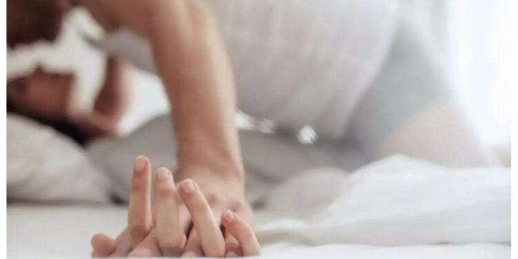 आजारी असताना लैंगिक संबंध ठेवावे की नाही? त्वरित जाणून घ्या..