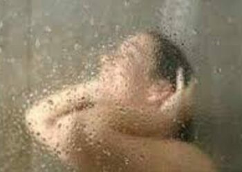 मुलीने प्रपोज नाकारला ; पीडित मुलगी आंघोळ करत असताना तरुणाने केलं धक्कादायक कृत्य