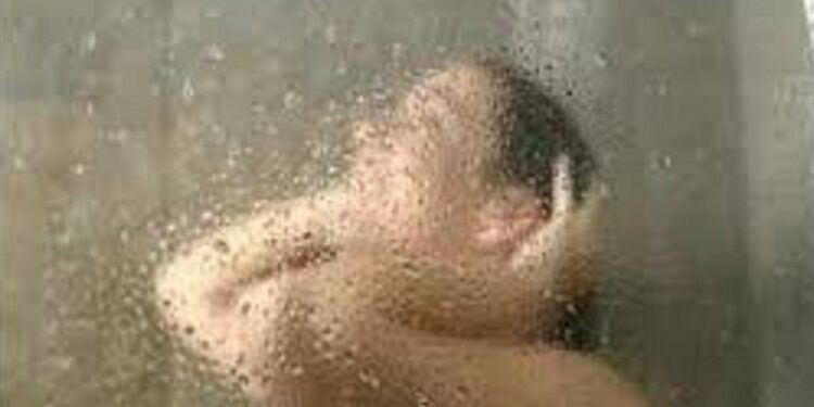 मुलीने प्रपोज नाकारला ; पीडित मुलगी आंघोळ करत असताना तरुणाने केलं धक्कादायक कृत्य