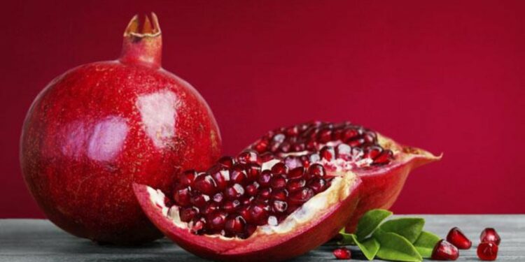 रोज रिकाम्या पोटी डाळिंब खा! मिळतील ‘हे’ जबरदस्त फायदे