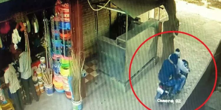 Jalgaon : व्यापाऱ्याची पावणे सात लाखांची रोकड लांबविली ; चोरटे CCTV मध्‍ये कैद