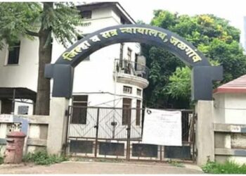 जळगाव : लघुशंकेचा बहाणा करून अत्याचाराच्या गुन्ह्यातील आरोपी न्यायालयाच्या आवारातून पळाला, पण..