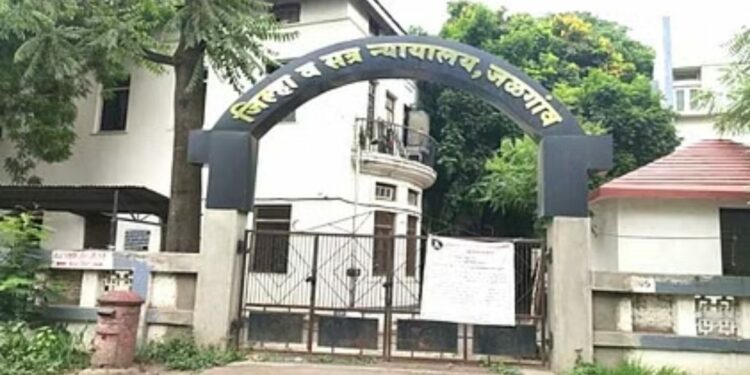 जळगाव : लघुशंकेचा बहाणा करून अत्याचाराच्या गुन्ह्यातील आरोपी न्यायालयाच्या आवारातून पळाला, पण..