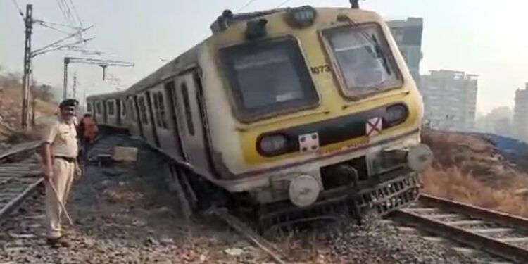 Video ! खारकोपर रेल्वे स्थानकाजवळ लोकल ट्रेन रुळांवरून घसरली, रेल्वे वाहतूक विस्कळीत