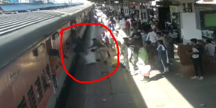 पवन एक्सप्रेसमध्ये चढताना प्रवाशाचा गेला तोल अन्… घटनेचा थरार VIDEO समोर