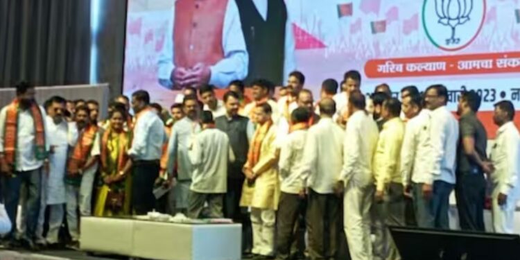 राष्ट्रवादीला मोठं खिंडार ; बड्या नेत्याचा शेकडो समर्थकांसह भाजपमध्ये प्रवेश