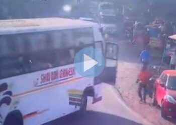 विद्यार्थ्यांना घेऊन निघालेल्या बसचे  ब्रेक अचानक झाले फेल, मग पुढे काय झालं पहा थरारक Video