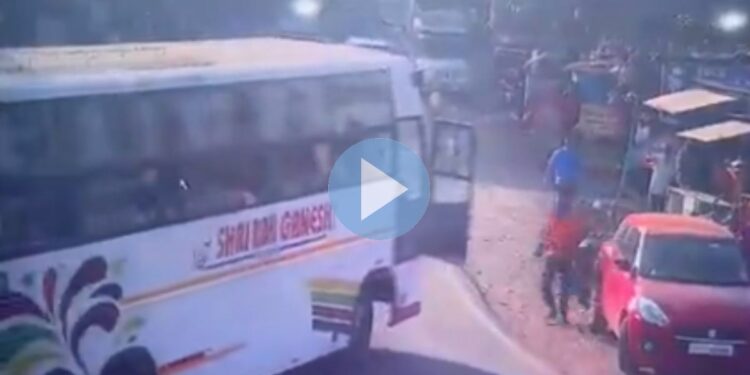 विद्यार्थ्यांना घेऊन निघालेल्या बसचे  ब्रेक अचानक झाले फेल, मग पुढे काय झालं पहा थरारक Video