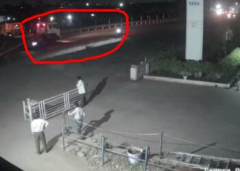 कंटेनर वळण घेत असताना भरधाव दुचाकी आली अन्.. घटनेचा थरार व्हिडीओ व्हायरल