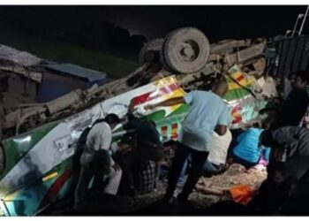 भीषण अपघात! सिमेंटच्या ट्रकची तीन बसेसला धडक, 15 जणांचा मृत्यू, 50 जखमी