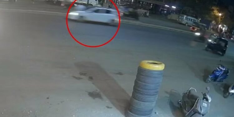 अरे बापरे.. वाहतूक पोलिसाला तब्बल दीड किलोमीटर फरफटत नेलं ; पहा अंगावर काटा आणणारा VIDEO