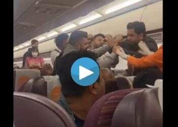 विमानात प्रवाशांमध्ये झालेल्या तुफान राड्याचा व्हिडीओ व्हायरल