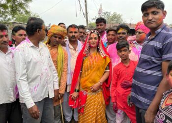 पारंपरिक बंजारा समाजाचा पेहराव धारण करून रोहिणी खडसेंचे बंजारा भगिनी सोबत धुलीवंदन साजरे