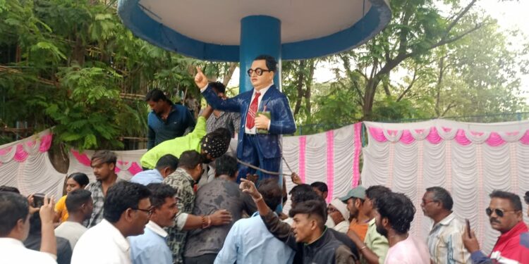 जळगावात भीम सैनिकांचे ठिय्या आंदोलनानंतर सिव्हिल हॉस्पिटलच्या समोरील डॉ. बाबासाहेब आंबेडकर यांचे स्मारक पुन्हा बसवले