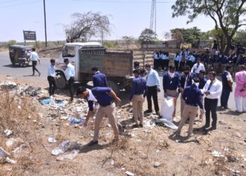 गांधी रिसर्च फाउंडेशनच्या सहकार्यातून जी. एच. रायसोनी अभियांत्रिकी व व्यवस्थापन महाविद्यालयातर्फे शिरसोली रोडवर स्वच्छता मोहीम