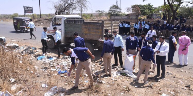 गांधी रिसर्च फाउंडेशनच्या सहकार्यातून जी. एच. रायसोनी अभियांत्रिकी व व्यवस्थापन महाविद्यालयातर्फे शिरसोली रोडवर स्वच्छता मोहीम