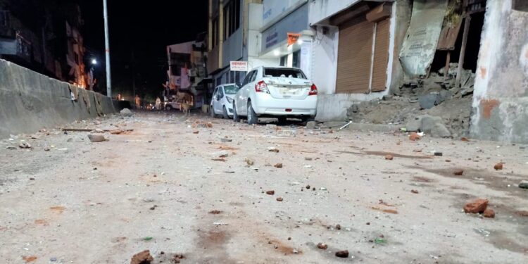 जळगावातील मंत्र्यांचे निवासस्थान असलेल्या गावी दोन गटात तुफान वाद : रस्त्यावर दगड, काचांचा खच