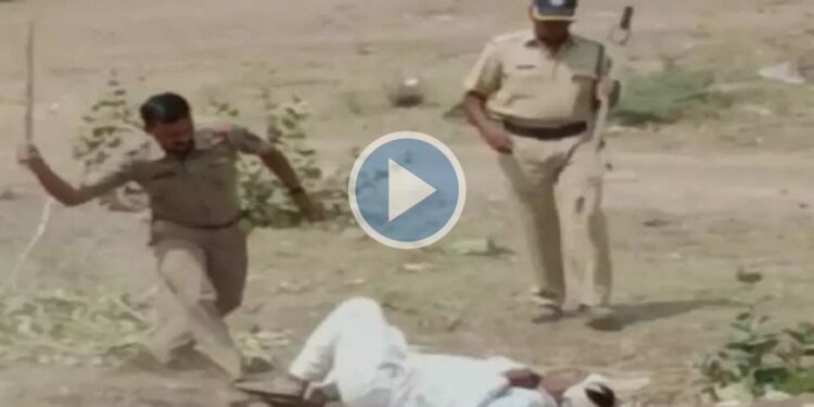 चोपडा: मुलाला कॉपी पुरविण्याचा प्रयत्न फसला ; पोलिसांनी पालकाला दिला चोप, Video व्हायरल