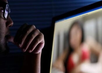 धक्कादायक! 64 वर्षीय वृद्ध अडकला सेक्सटॉर्शनच्या जाळ्यात, video कॉल केला अन्…