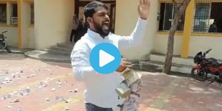 Video : पंचायत समिती समोर सरपंचाने चक्क दोन लाख रुपये उधळले; नेमकं कशासाठी?