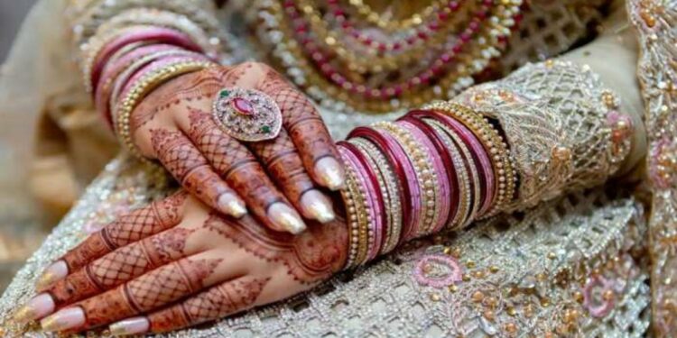 नवरी लग्नाच्या मिरवणुकीची पाहत होती वाट ; फोन करताच वराचे वडील म्हणाले.. ते वाक्य ऐकून सगळे झाले हैराण 