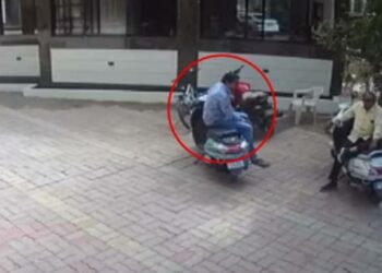 वडिलांशी गप्पा मारत असताना आला हृदयविकाराचा झटका अन्.. मृत्यूचा लाइव्ह Video समोर