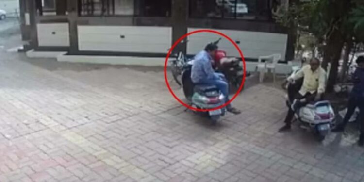 वडिलांशी गप्पा मारत असताना आला हृदयविकाराचा झटका अन्.. मृत्यूचा लाइव्ह Video समोर