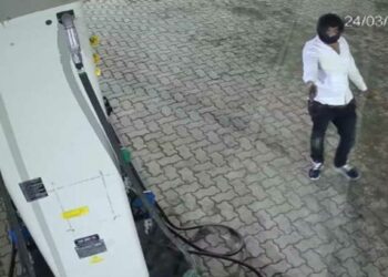 धक्कादायक! अमळनेरात बंदुकीचा धाक दाखवून पेट्रोलपंपावर दरोडा, थरारक प्रकार सीसीटीव्हीत कैद