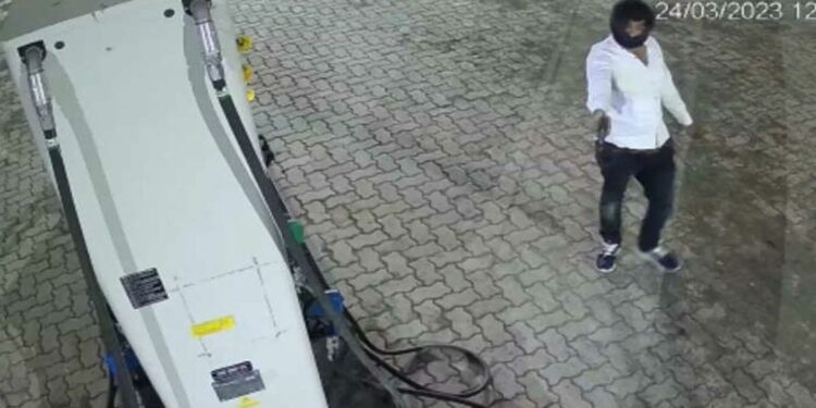 धक्कादायक! अमळनेरात बंदुकीचा धाक दाखवून पेट्रोलपंपावर दरोडा, थरारक प्रकार सीसीटीव्हीत कैद