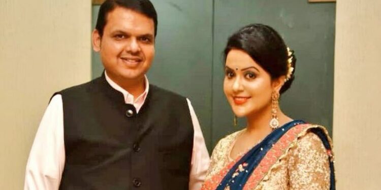 देवेंद्र फडणवीसांच्या विरोधात मोठे षडयंत्र? पत्नी अमृताने दाखल केली FIR, नेमकं काय आहे प्रकरण?