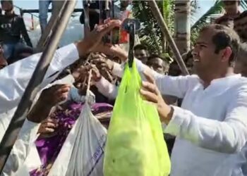 कापूस मोजताना काटा मारला ; चाळीसगावात मापात पाप करणाऱ्यांची आमदारांकडून पोलखोल