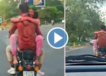 अरे काही लाच लज्जा..! चालत्या बाईकवर प्रेमी युगुलांच्या रोमान्सचा VIDEO व्हायरल