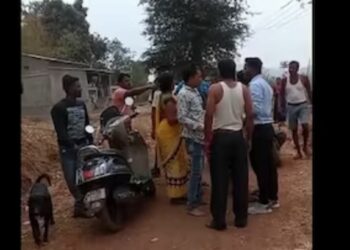 महाराष्ट्रातील लाजिरवाणी घटना..! पाण्याच्या वादावरून महिलांना विवस्त्र करून मारहाण, घटनेचा VIDEO व्हायरल